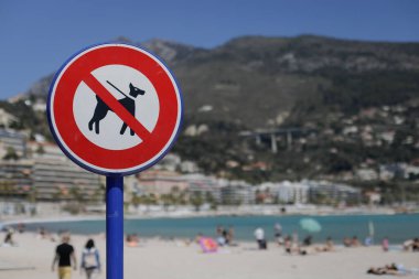 Güneşli bir bahar gününde Fransız Rivierası sahilinde köpeklere izin verilmez..