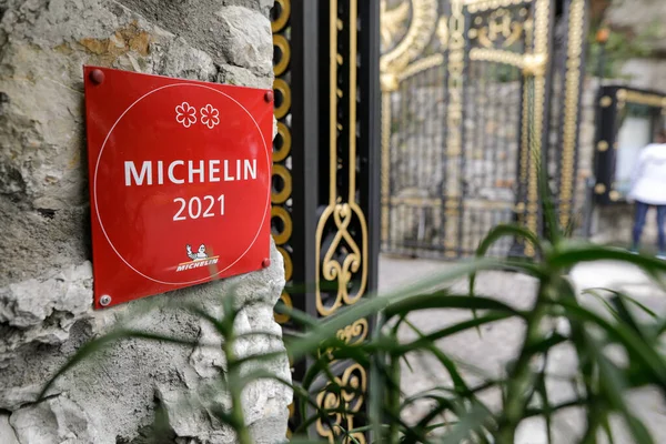 Eze, Fransa - 21 Nisan 2022: 2 Michelin yıldızlı restoran tabelasıyla detaylar.