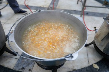 Romen geleneksel balık çorbasının (ciorba de peste) pişirildiği büyük metalik bir kazanla sığ alan derinliği (seçici odak) ayrıntıları.