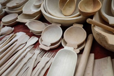 Romen geleneksel el yapımı ahşap mutfak aletleri (kâseler, spatulalar, çatallar, kaşıklar) ile sığ alan derinliği (seçici odak) ayrıntıları).