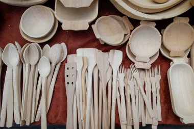 Romen geleneksel el yapımı ahşap mutfak aletleri (kâseler, spatulalar, çatallar, kaşıklar) ile sığ alan derinliği (seçici odak) ayrıntıları).