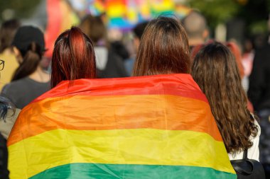 LGBTQ hakları protestosuna katılan insanlarla sığ alan derinliği (seçici odak).
