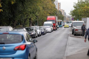 Bükreş, Romanya - 12 Ekim 2022: Bükreş 'teki Prelungira Ghencea bölgesinde trafik sıkışıklığı.