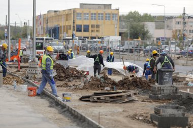 Bükreş, Romanya - 12 Ekim 2022: Bükreş 'teki Prelungira Ghencea bölgesinde bir karayolu şantiyesinde çalışanlar.