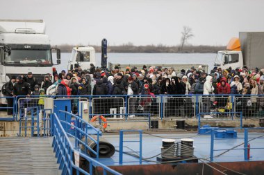 Isaccea, Romanya - 3 Mart 2022: Çoğu kadın ve çocuk olmak üzere Ukraynalı mülteciler, Ukrayna 'daki savaştan Tuna Nehri üzerinden bir feribotla Romanya' ya kaçtılar.