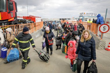Isaccea, Romanya - 4 Mart 2022: Çoğu kadın ve çocuk olmak üzere Ukraynalı mülteciler, Ukrayna 'daki savaştan Tuna Nehri üzerinden bir feribotla Romanya' ya kaçtılar.