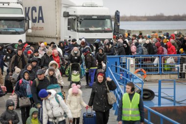 Isaccea, Romanya - 3 Mart 2022: Çoğu kadın ve çocuk olmak üzere Ukraynalı mülteciler, Ukrayna 'daki savaştan Tuna Nehri üzerinden bir feribotla Romanya' ya kaçtılar.