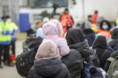 Isaccea, Romanya - 3 Mart 2022: Çoğu kadın ve çocuk olmak üzere Ukraynalı mülteciler, Ukrayna 'daki savaştan Tuna Nehri üzerinden bir feribotla Romanya' ya kaçtılar.