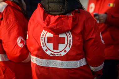 Isaccea, Romanya - 3 Mart 2022: Romen Kızılhaç gönüllüsünün ceketiyle ilgili ayrıntılar.