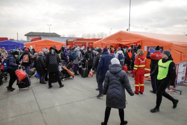 Isaccea, Romanya - 3 Mart 2022: Ukrayna 'daki savaştan kaçtıktan sonra çoğu kadın ve çocuk olmak üzere Ukraynalı mülteciler Romanya sınır kapısında.