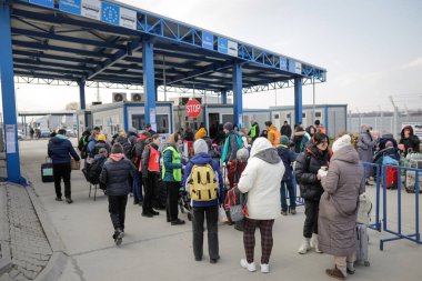 Isaccea, Romanya - 3 Mart 2022: Ukrayna 'daki savaştan kaçtıktan sonra çoğu kadın ve çocuk olmak üzere Ukraynalı mülteciler Romanya sınır kapısında.