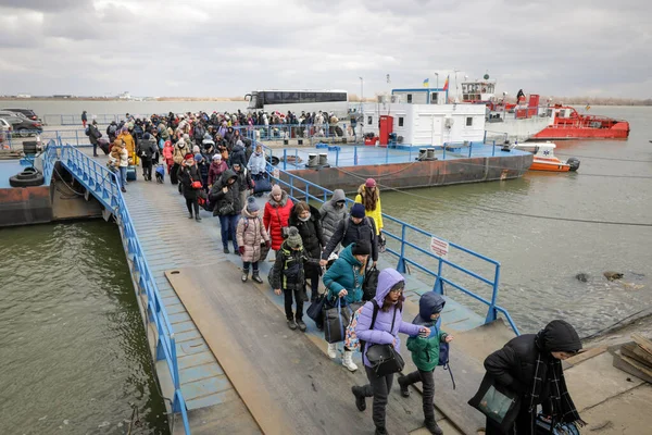 Isaccea Romênia Março 2022 Refugiados Ucranianos Principalmente Mulheres Crianças Fogem — Fotografia de Stock