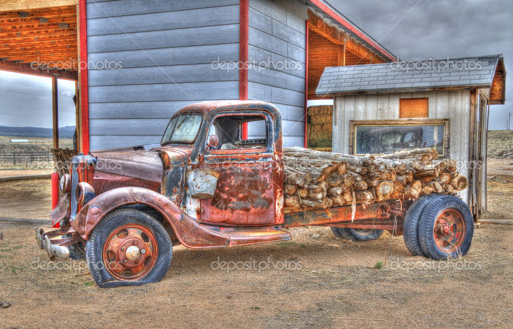 Camión viejo a lo largo de la histórica ruta 66 en Truxton, Arizona 2023