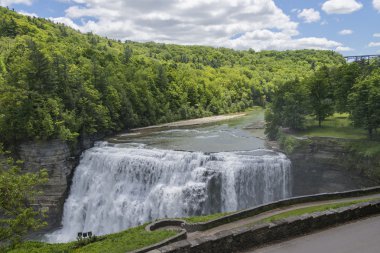 letchworth state park ortasında düşüyor
