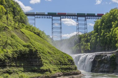 Demiryolu sehpa ve üst Falls, Letchworth State Park