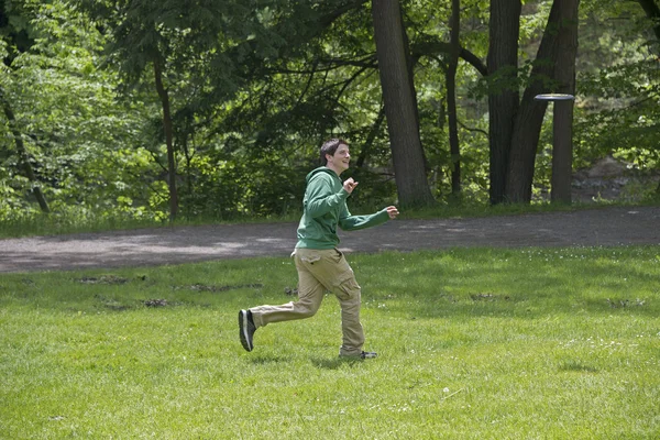 Young Man Playing Frisbee At The Park — Stock Photo, Image