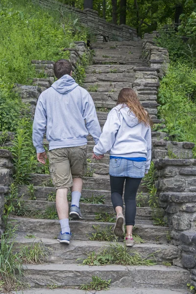 Young Couple Walking Hand In Hand — Stock Photo, Image