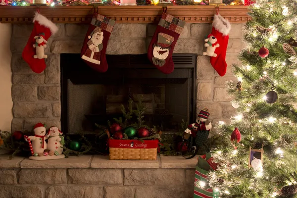 Weihnachtsbaum und Kamin mit Weihnachtsstrümpfen — Stockfoto