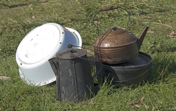 Stadig liv i gamle gryder og pander - Stock-foto