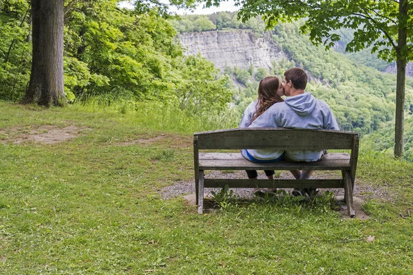 Unga par kyssas i parken — Stockfoto