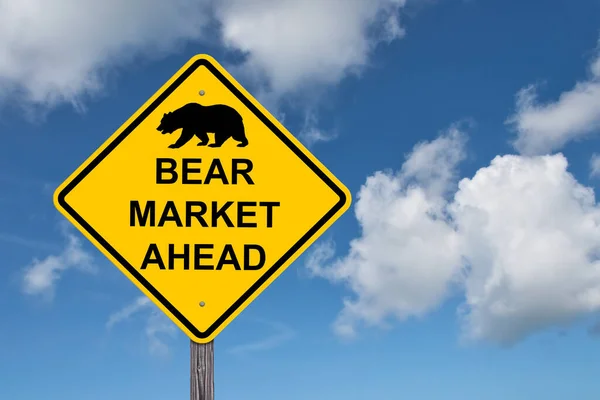 Bear Market Ahead Sinal Precaução Fundo Céu Azul — Fotografia de Stock