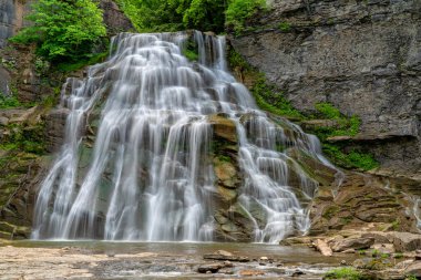 New York 'taki Delphi Falls Şehir Parkı' nda Su Şelalesi