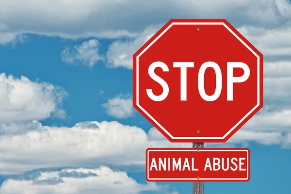 在蓝天背景下停止虐待动物标志 — 图库照片