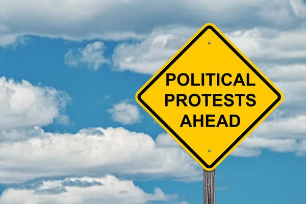 Политические Протесты Впереди Знак Осторожности Blue Sky Background — стоковое фото