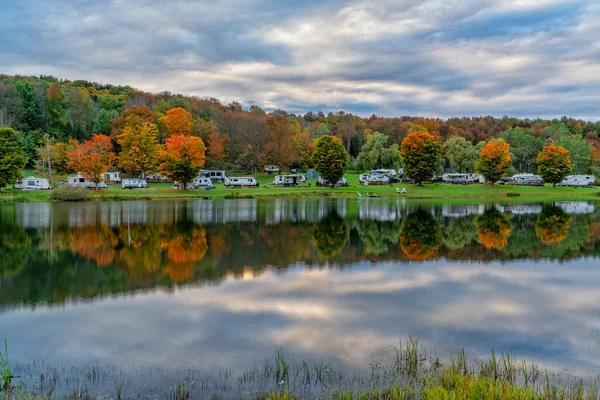 Χρώματα Φθινόπωρο Στο Campground Στην Πολιτεία Της Κεντρικής Νέας Υόρκης — Φωτογραφία Αρχείου
