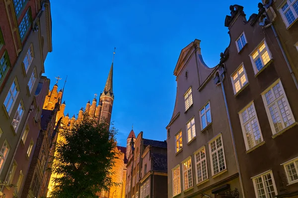 Beroemde toeristische Mariacka straat in Gdansk, Polen met uitzicht op St Marys kerk in de schemering — Stockfoto