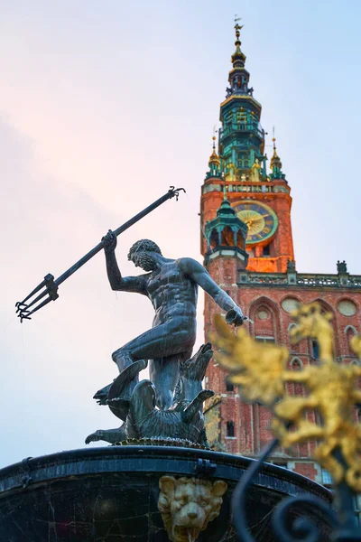 Gdansk, Polen. Standbeeld van Neptunus in een fontein, symbool van de stad. Stadhuis op de achtergrond. — Stockfoto