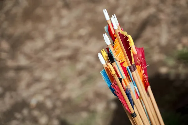 Fletching colorido de flechas. Una estabilización aerodinámica en forma de aleta. Copiar espacio. — Foto de Stock