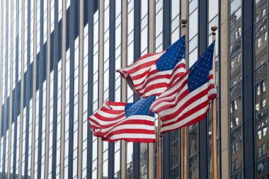 Amerika Birleşik Devletleri bayrakları New York 'ta rüzgarda sallanıyor