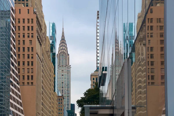 Vista do centro de Manhattan, em Nova York, com arranha-céus de referência Chrysler Building — Fotografia de Stock
