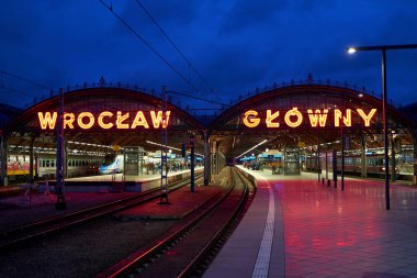 Wroclaw Platformu Alacakaranlıkta Parlak Tren İstasyonu