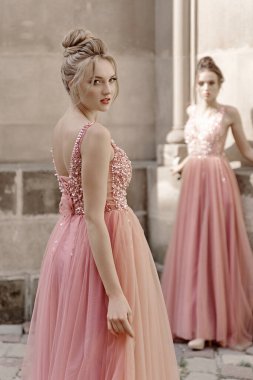 Pembe elbiseli Avrupalı kızlar eğleniyor.