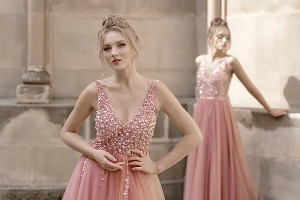Europäische Mädchen Brautjungfern in rosa Kleidern haben Spaß — Stockfoto