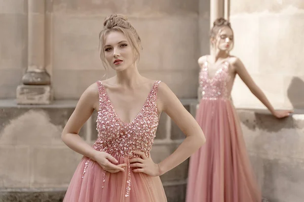 Meninas europeias damas de honra em vestidos rosa se divertindo — Fotografia de Stock