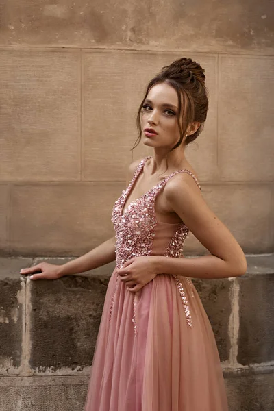 Portret pięknej europejskiej druhny w klasycznej różowej sukience — Zdjęcie stockowe