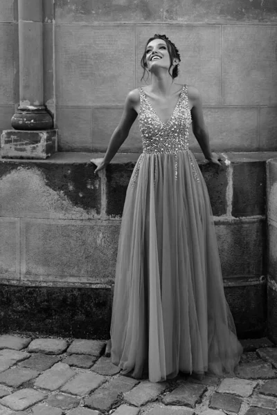 A gyönyörű európai koszorúslány portréja klasszikus ruhában. Fekete-fehér fénykép. — Stock Fotó