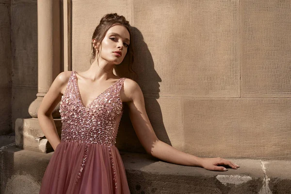 古典的なピンクのドレスで美しいヨーロッパの女の子新婦付添人の肖像 — ストック写真