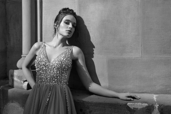 A gyönyörű európai koszorúslány portréja klasszikus ruhában. Fekete-fehér fénykép. — Stock Fotó