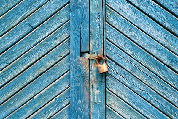 Antiguo candado en una puerta de madera azul retro envejecido. Fondo texturizado. — Foto de Stock