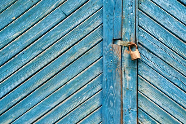 Antiguo candado en una puerta de madera azul retro envejecido. Fondo texturizado. — Foto de Stock