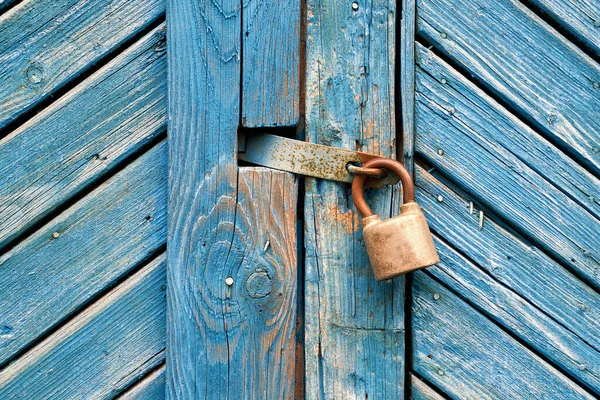 Primer plano del viejo candado en una puerta de madera azul retro envejecida. Fondo texturizado. — Foto de Stock