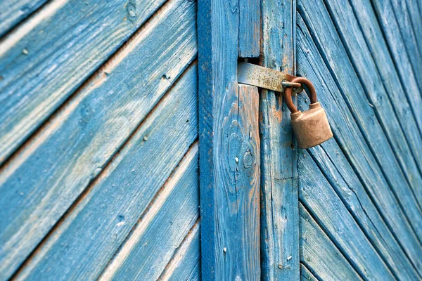 Antiguo candado en una puerta de madera azul retro envejecido. Fondo texturizado. — Foto de Stock