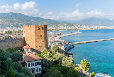 Güneşli bir günde Kizil Kule Kızıl Kulesi ile Alanya limanının görüntüsü