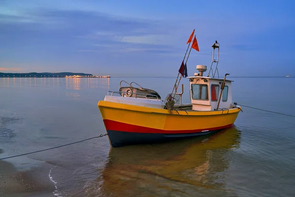 Pintoresco Paisaje Una Puesta Sol Con Barco Pesca Playa Sopot — Foto de Stock