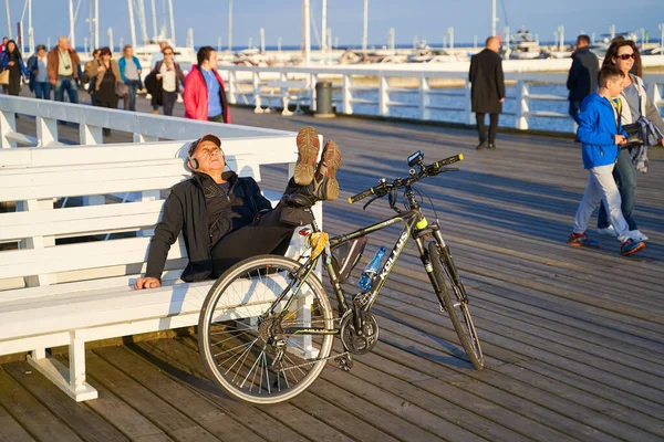 Mann Entspannt Sich Mit Seinem Fahrrad Auf Der Seebrücke Von — Stockfoto