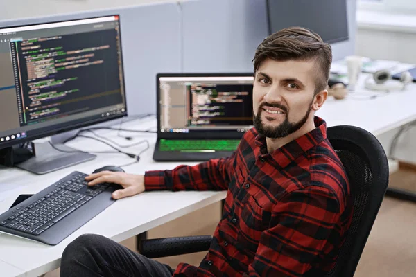 Senior Entwickler Arbeitet Computer Büro Sitzt Schreibtisch Und Kodiert Arbeitet — Stockfoto